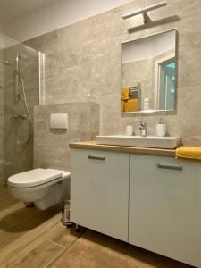 Koupelna v ubytování ROYAL SUN - lakeside luxury studio flat at Balaton