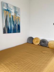 Postel nebo postele na pokoji v ubytování ROYAL SUN - lakeside luxury studio flat at Balaton