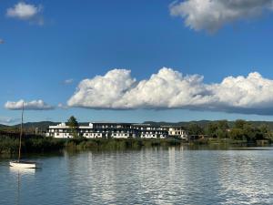 Fotografie z fotogalerie ubytování ROYAL SUN - lakeside luxury studio flat at Balaton v destinaci Keszthely