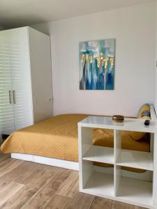 凱斯特海伊的住宿－ROYAL SUN - lakeside luxury studio flat at Balaton，白色卧室配有床和桌子