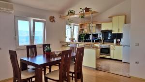 Kuchyň nebo kuchyňský kout v ubytování Apartments Gajo