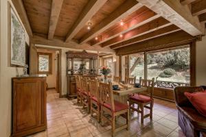 a dining room with a table and chairs at Chalet Ecritoire - Alpes Travel - Les Houches - Sleeps 10 in Les Houches