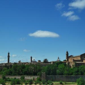 una nube en el cielo sobre una ciudad en Affaccio su Siena,vicino al centro, con garage, en Siena