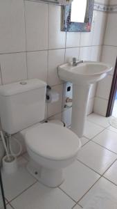 Bilik mandi di Pousada Recanto dos Pássaros