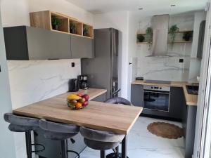 een keuken met een houten tafel en een fruitschaal bij Jenny's Dream Home -Acropolis Lux 2 Bedroom Apt, with Hot Tub, free Netflix, fast Wifi in Athene