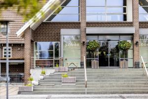 ein Gebäude mit einer Treppe vor einem Geschäft in der Unterkunft The Lodge Billund in Billund