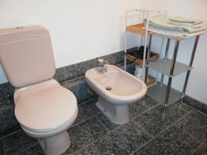 een badkamer met een toilet, een bidet en een wastafel bij 1 ZI Appartement Zauberwald in Bildstein