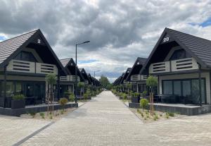 een rij gebouwen met bomen voor hen bij Niko Jeziorsko 