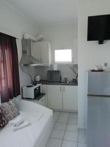 A kitchen or kitchenette at Studios Magda