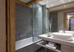 Ένα μπάνιο στο MGM Hôtels & Résidences - Résidence Chalets Elena +34 φωτογραφίες