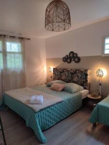 1 dormitorio con 1 cama con 2 almohadas en Entre Terre & Mer (Sainte rose)974, en Sainte-Rose