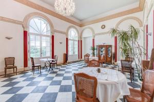jadalnia ze stołem i krzesłami w obiekcie Chateau de Pourpry w mieście Damiatte