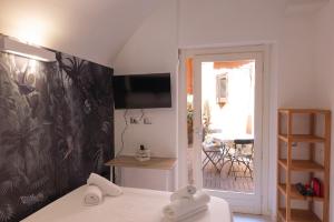 A bed or beds in a room at Rione Monti Studio Apt with private garden