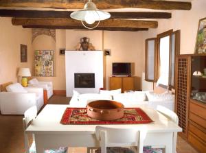 uma sala de estar com uma mesa com uma tigela em La Casa di Laura em Castelcucco