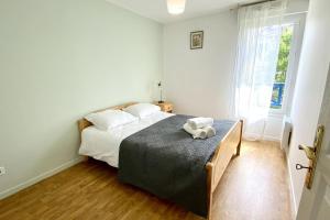 a bedroom with a bed with a teddy bear on it at Maison pour 6 personnes avec garage et jardin in Le Crotoy