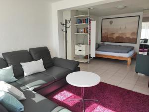 sala de estar con sofá y mesa en Nähe Spieleland en Vogt