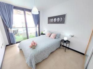 sypialnia z łóżkiem z pluszowym misiem w obiekcie Mint Deluxe Cotillo I by Sea You There Fuerteventura- Seaviews w mieście Cotillo +37 zdjęć