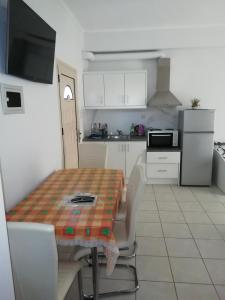 A kitchen or kitchenette at Studios Magda