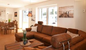 a living room with a brown couch and a table at Ferienwohnung Baabe Kapitan Blaubar Ref. (Ref.189689-1) in Baabe