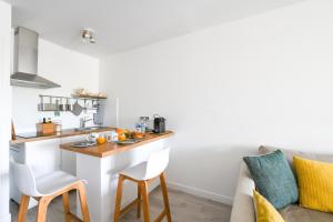 Kuchyňa alebo kuchynka v ubytovaní Le Superbe Bahia / proche mer / clim / Terrasse / parking privé + 12 fotografií