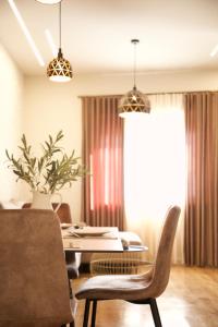 uma sala de jantar com mesa e cadeiras em Comfort Apartament 21 em Durrës