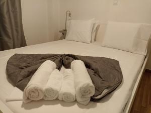 A bed or beds in a room at Pagrati apartment Διαμέρισμα Παγκράτι