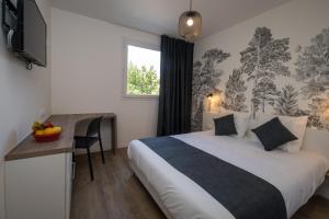 een hotelkamer met een bed, een bureau en een raam bij Lagrange Apart Hôtel Mulhouse Saint Sauveur in Mulhouse