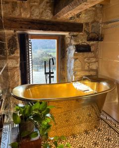 y baño con bañera y ventana. en The Cowshed, en Llangollen