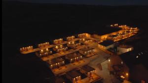 una vista aérea de un edificio en el agua por la noche en Aran Islands Hotel en Kilronan