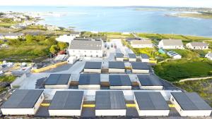 Vue de tête d'une usine avec des rangées de panneaux solaires dans l'établissement Aran Islands Hotel, à Kilronan