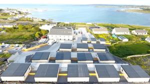 una vista aérea de una fábrica con filas de paneles solares en Aran Islands Hotel en Kilronan