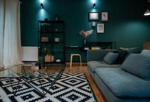 ein Wohnzimmer mit einem Sofa und einem Glastisch in der Unterkunft GREEN CORNER Apartment in Bukarest