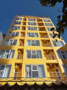 un edificio amarillo con balcones en VANDA Hotel Nha Trang, en Nha Trang