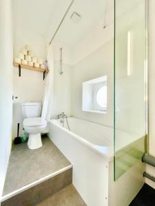 Bathroom sa LE BALI - Proche de la gare - Appartement Deluxe - Tout confort - Lumineux - Internet haut débit Fibre - 1 chambre - NETFLIX