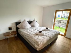 a bedroom with a bed with two towels on it at Ferienwohnung Grafenau Schönau in Schönau am Königssee