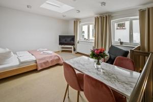 ein Hotelzimmer mit einem Tisch und einem Bett in der Unterkunft Urban city home in Berlin