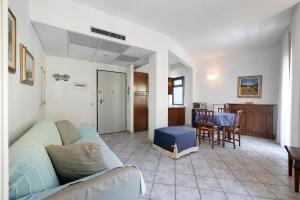 a living room with a couch and a table at 18 Mehari in Varigotti