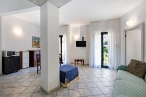 a living room with a couch and a kitchen at 18 Mehari in Varigotti