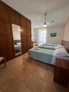 a bedroom with a large bed and a mirror at Villa Romina esclusive cottage Gissi in Gissi