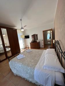 a bedroom with a large bed and a mirror at Villa Romina esclusive cottage Gissi in Gissi