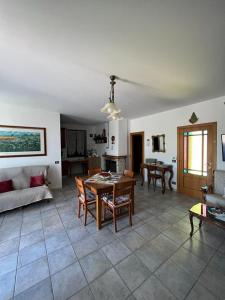 a living room with a couch and a table at Villa Romina esclusive cottage Gissi in Gissi