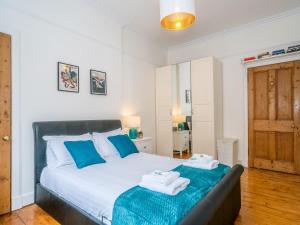 a bedroom with a bed with two towels on it at Pass the Keys Superb 1 Bed Flat in Traditional Victorian Building in Edinburgh
