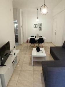 A television and/or entertainment centre at Pagrati apartment Διαμέρισμα Παγκράτι