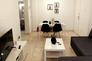 A television and/or entertainment centre at Pagrati apartment Διαμέρισμα Παγκράτι