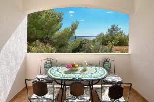 a table with a bowl of fruit on a balcony at Holiday Park Mandrice in Mandre