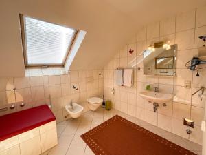 uma casa de banho com um lavatório, um WC e um espelho. em Ferienhaus Rivera em Riveris
