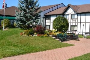 un edificio con un árbol de Navidad delante de él en McIntosh Country Inn & Conference Centre, en Morrisburg