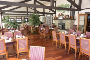 Restaurant o un lloc per menjar a McIntosh Country Inn & Conference Centre