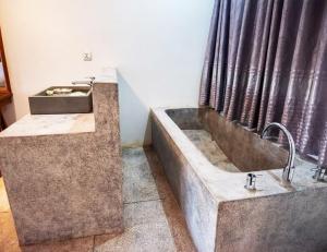 baño con bañera grande y lavamanos en Lucky Private Boutique Pool Villa, en Siem Reap