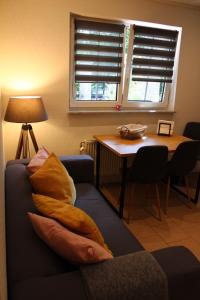 - un salon avec un canapé et une table dans l'établissement Spa Studio, à Spa